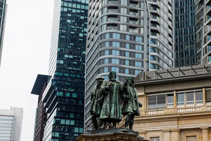 Das Gutenberg-Denkmal am Roßmarkt vor den Frankfurter Hochhäusern, Samstagmorgen
