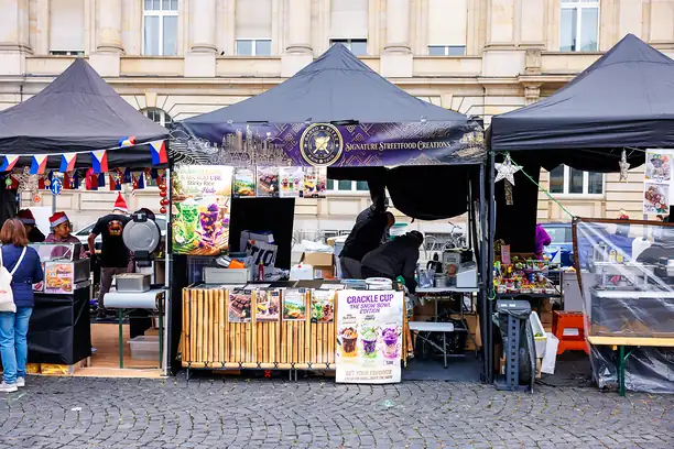 Food-Stand mit Bambusfront und Philippinen-Wimpeln, das Team macht sich bereit