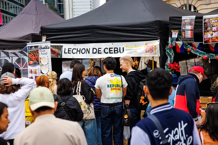 Schlange vor dem Stand mit Lechon de Cebu