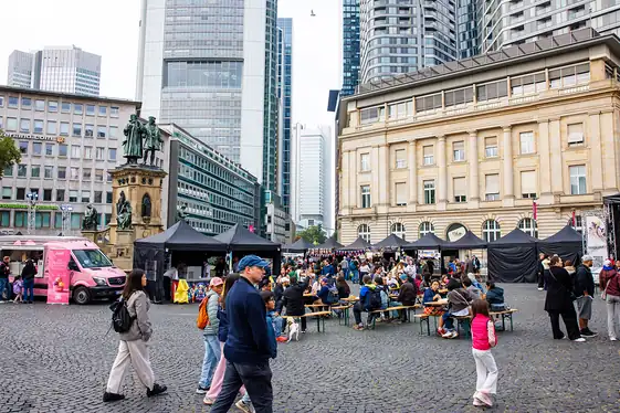 Blick über den Roßmarkt mit Gutenberg-Denkmal und Skyline, mittags füllt sich der Platz