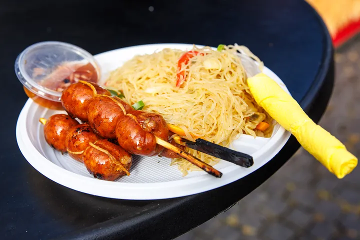Longganisa-Spieße und Pancit Bihon auf dem Teller