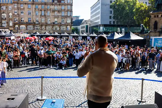 Blick von der Bühne auf das dichte Publikum am Samstagmittag