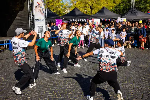Tanzauftritt der Crew, das Publikum filmt mit dem Handy