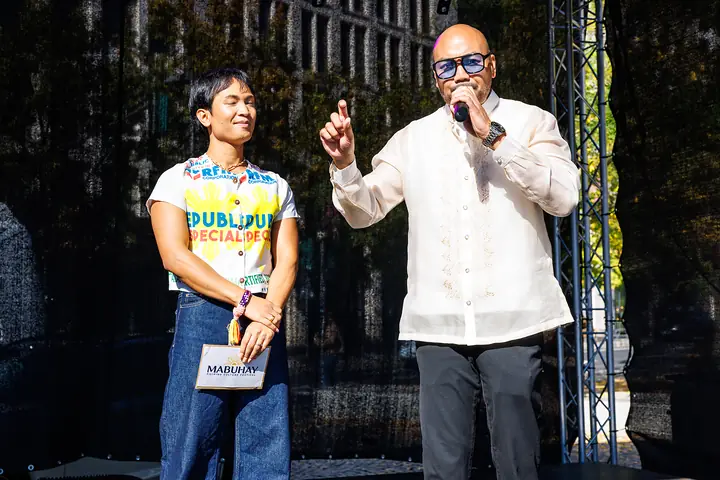 Das Moderationsduo auf der Bühne, einer im Barong