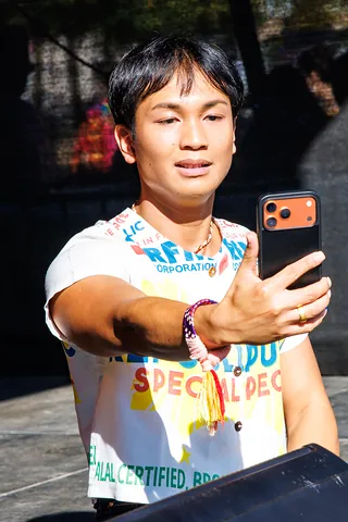 Selfie von der Bühne: der Co-Moderator holt das Publikum aufs Handy