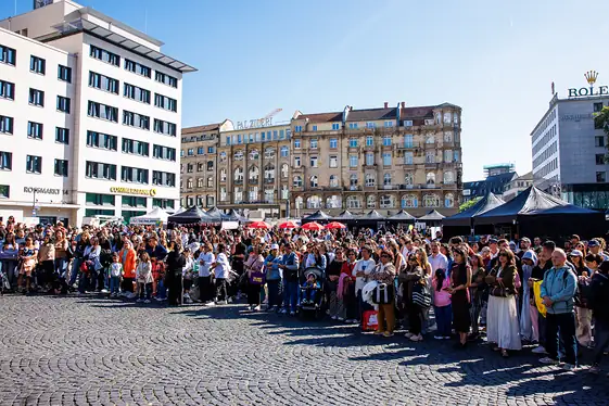 Dichte Menge vor der Bühne, dahinter die Fassaden am Roßmarkt