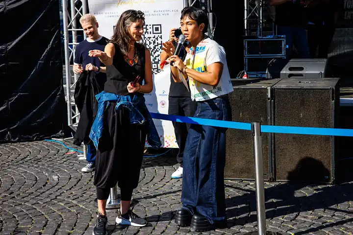 Interview mit einem Gast vor der Bühne