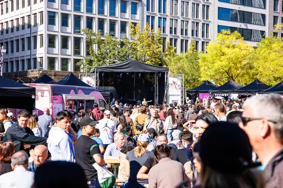 Totale über das Festivalgelände mit Bühne, Food-Truck und Zeltreihe