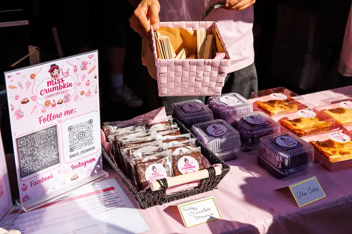 Dessertstand mit Brownies, Ube Cake und Leche Flan