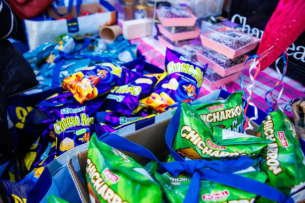 Philippinische Snacks: Cheese Rings und Chicharron in Kartons
