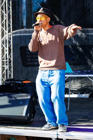 Rap-Auftritt auf der Bühne, mit Hut und gelber Brille