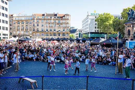 Totale vom Roßmarkt: Hunderte sehen beim Volkstanz zu