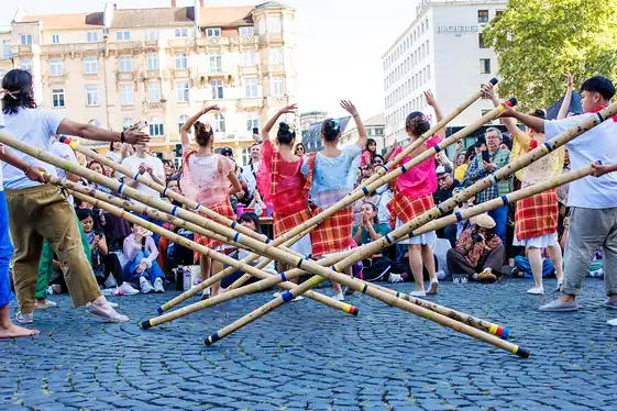 Schlussfigur beim Tinikling, ein Stern aus gekreuzten Bambusstangen