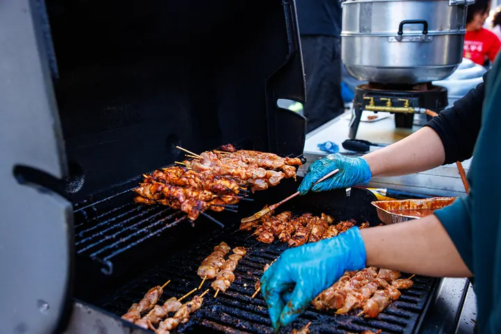 Hähnchenspieße auf dem Grill, frisch mit Marinade bestrichen