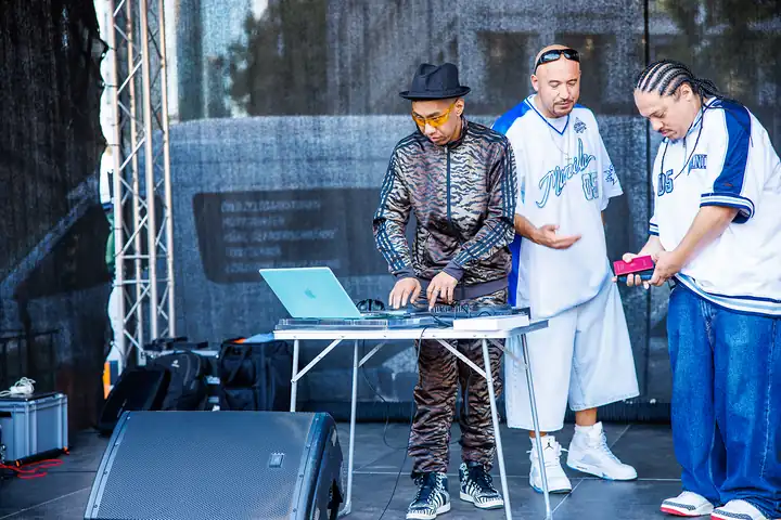 Drei Künstler am DJ-Pult auf der Bühne