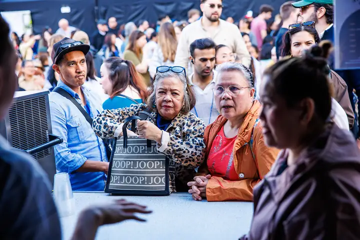 Zwei ältere Besucherinnen im Gespräch an einem Stand