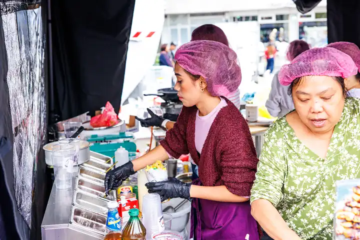 Zubereitung am Halo-Halo-Stand, beide mit Haarnetz