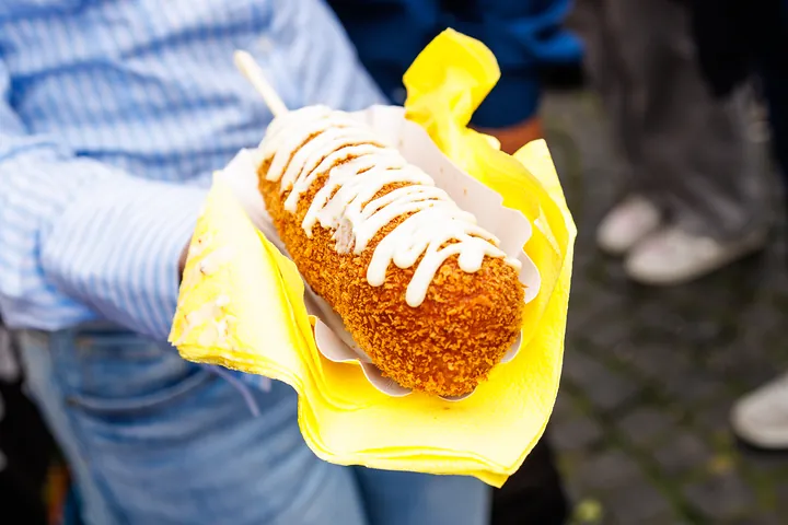 Corndog mit Mayo auf gelber Serviette