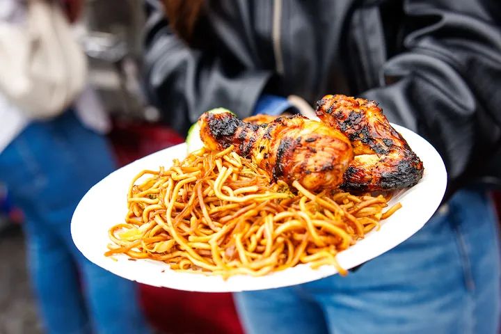 Pancit mit gegrilltem Hähnchen auf dem Teller