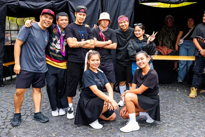 Gruppenfoto der Tanzcrew vor ihrem Auftritt am Sonntag