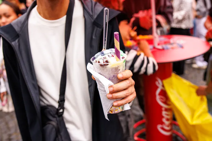 Halo-Halo im Becher mit Ube-Waffelröllchen
