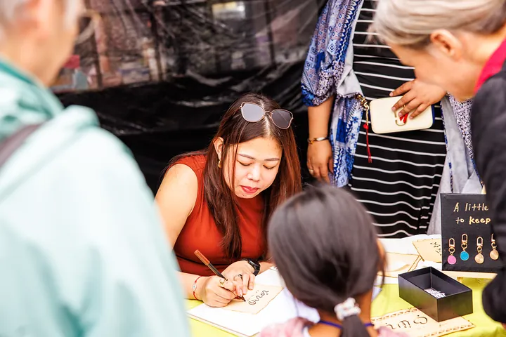 Eine Künstlerin schreibt einen Namen in Baybayin, der alten Schrift der Philippinen