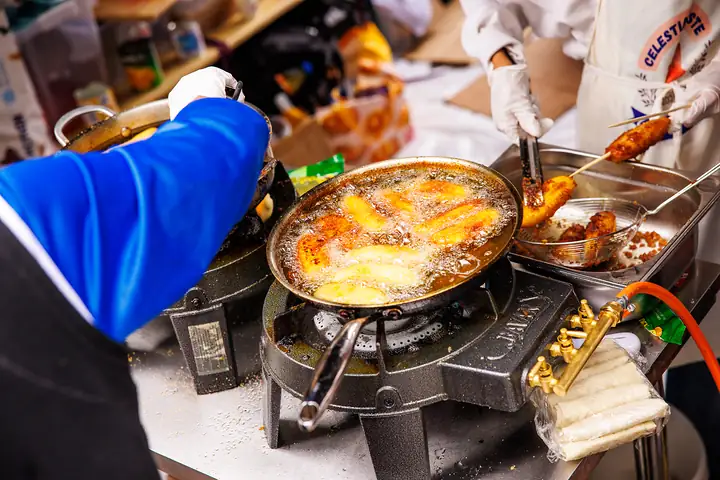 Bananen-Spieße karamellisieren in der Pfanne