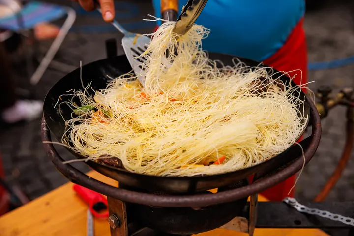 Pancit Bihon im Wok