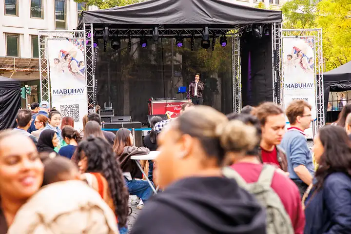 Blick aus dem Publikum auf die Bühne