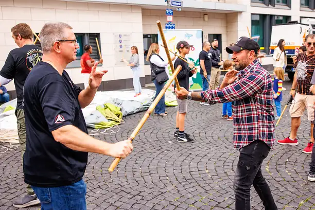 Arnis-Workshop: zwei Männer üben mit Stöcken