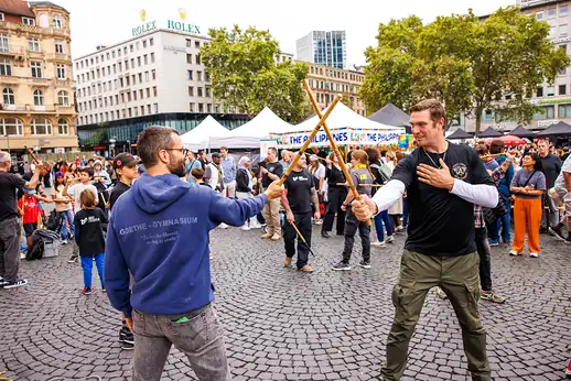 Arnis-Workshop auf dem Platz, der Trainer legt die Hand aufs Herz