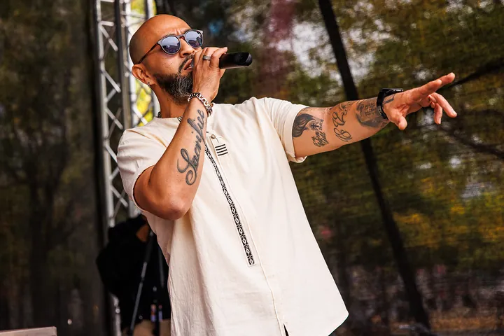 Rapper mit Sonnenbrille zeigt ins Publikum