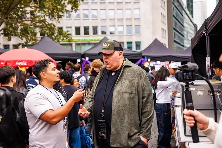 Interview für Social Media mitten auf dem Markt