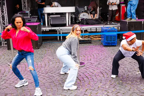 Drei Frauen tanzen bei der Crowd Dance Challenge