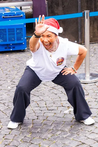 Tänzerin mit Weihnachtsmütze winkt mitten in der Challenge