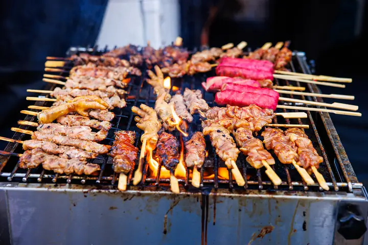 BBQ-Spieße und Würstchen über der Glut